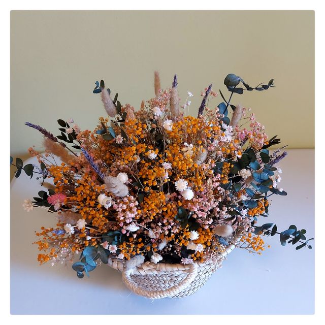 Cesto con flor preservada