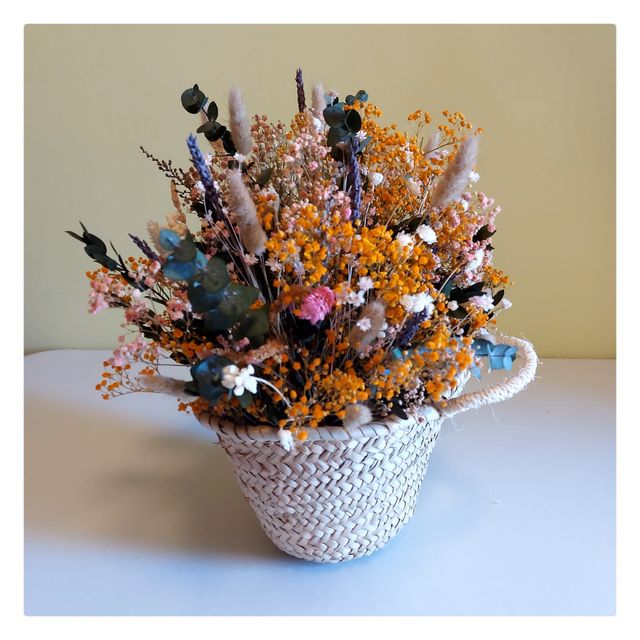 Cesto con flor preservada