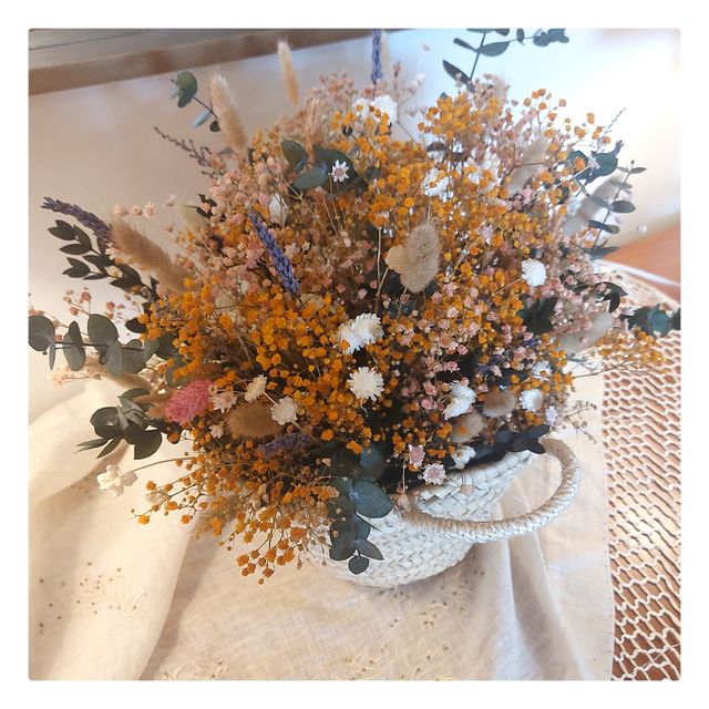 Cesto con flor preservada