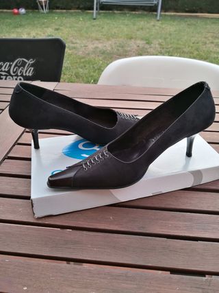 Elegantes zapatos negros de tacón fino.