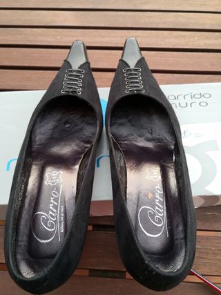 Elegantes zapatos negros de tacón fino.