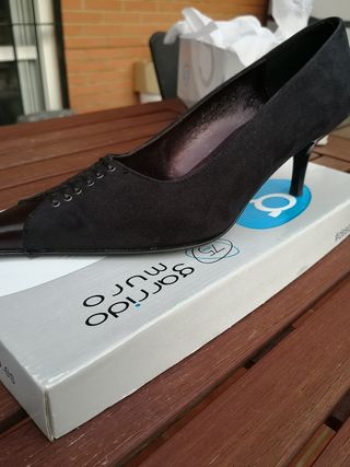 Elegantes zapatos negros de tacón fino.