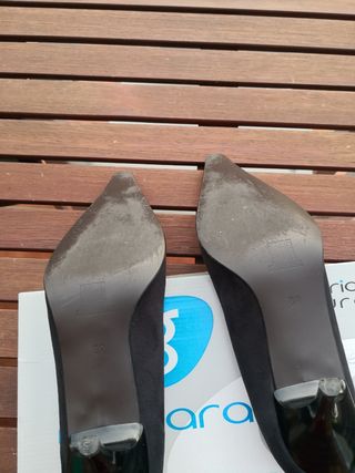 Elegantes zapatos negros de tacón fino.