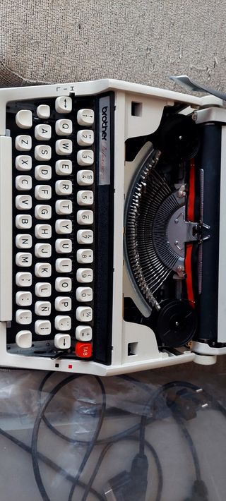 Macchina Da Scrivere Vintage Brother Deluxe 800: Macchina Da Scrivere Da Collezione Gialla Restaurata E Funzionante - Italia - Foto 9