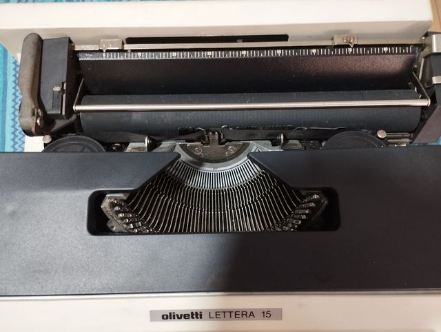 Maquina de escribir Olivetti Lettera 15