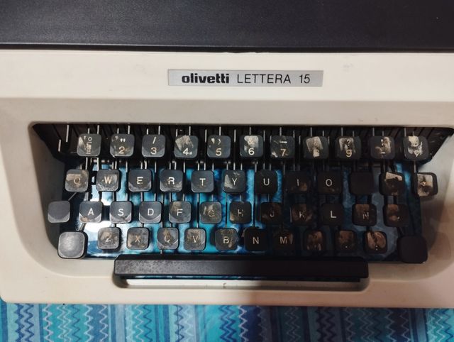Maquina de escribir Olivetti Lettera 15