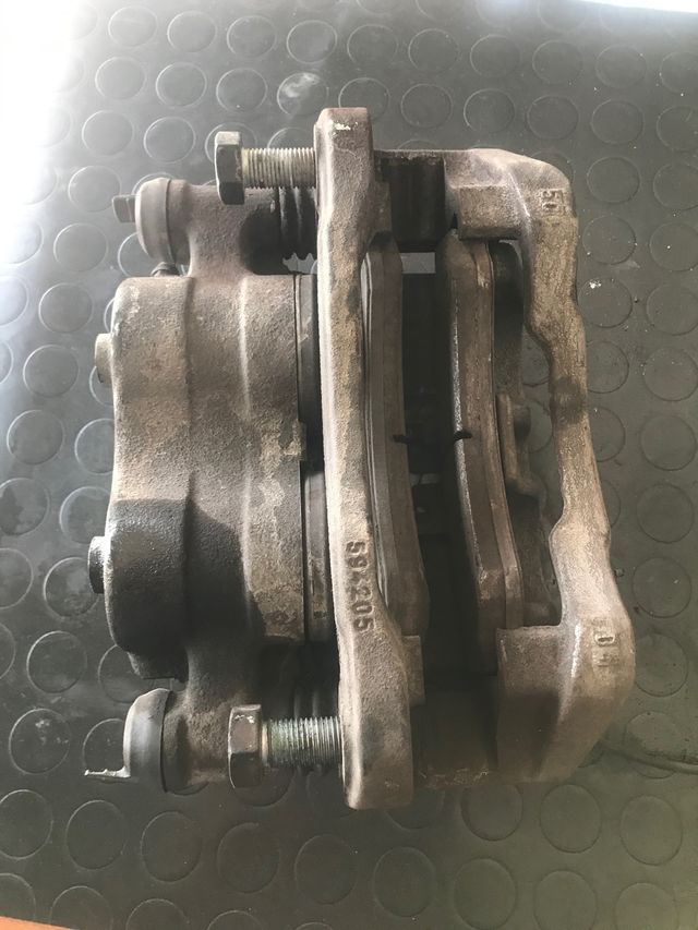 Nissan Atleon pinza freno trasera der