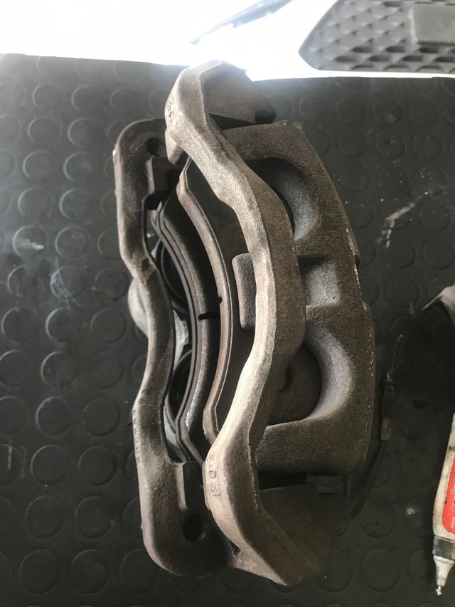 Nissan Atleon pinza freno trasera der