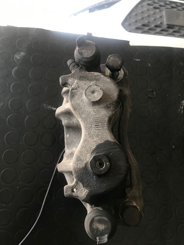 Nissan Atleon pinza freno trasera der