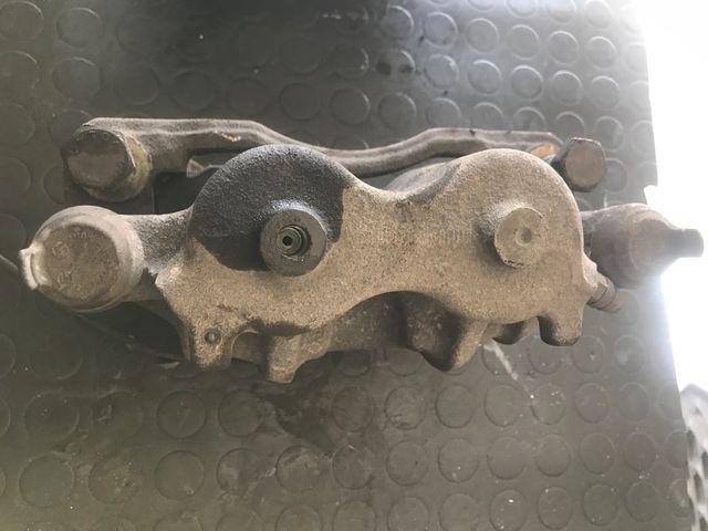 Nissan Atleon pinza freno trasera izquierda