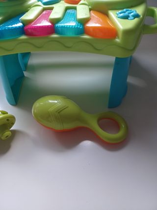 Juguete musical: piano, platillos, maraca, saxo..