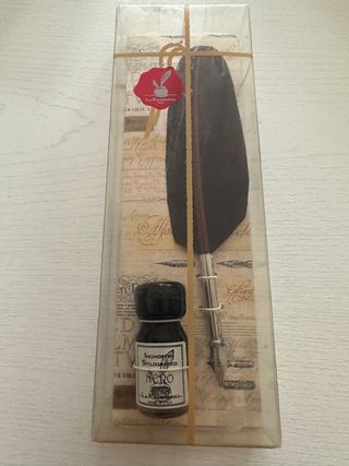 Penna con piuma e inchiostro stilografico