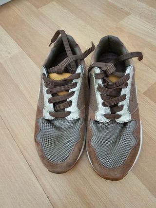 Zapatos deportivos con detalles dorados