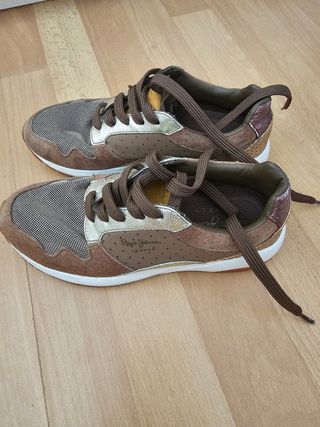 Zapatos deportivos con detalles dorados