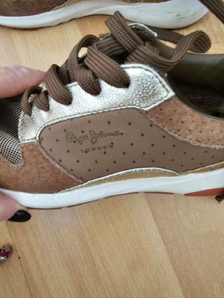 Zapatos deportivos con detalles dorados