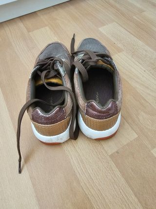 Zapatos deportivos con detalles dorados