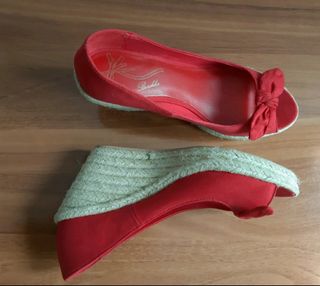 Cuñas rojas de Bershka