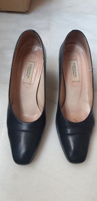 Zapatos de tacón, azul marino. Todo piel.