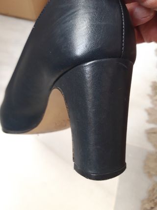 Zapatos de tacón, azul marino. Todo piel.