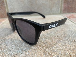 Gafas negras con lente transparente