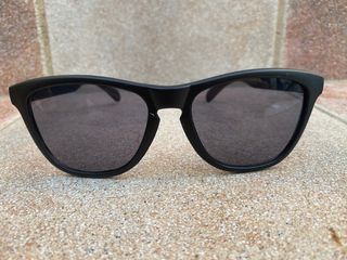 Gafas negras con lente transparente