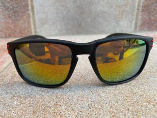 Gafas negras con lente de color