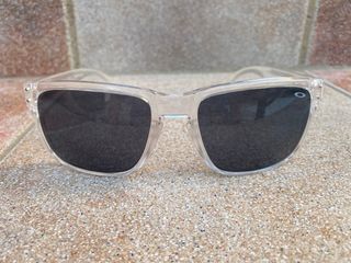 Gafas transparentes con logo rosa