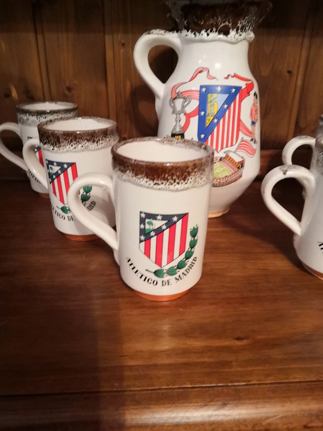 Jarra y tazas del Atlético de Madrid