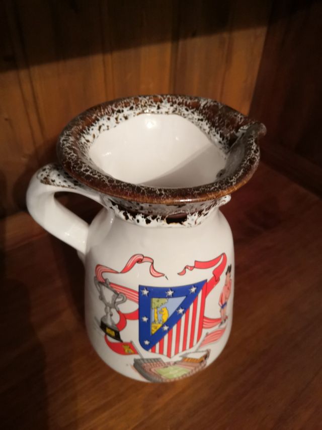 Jarra y tazas del Atlético de Madrid