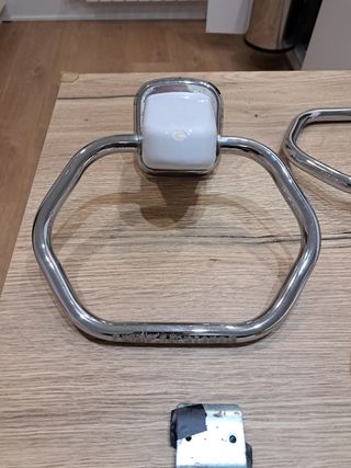 Conjunto accesorios baño, porcelana y acero inox.