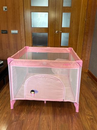 Parque infantil cerrado rosa