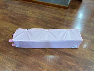 Parque infantil cerrado rosa