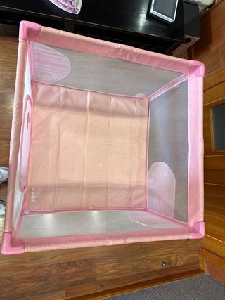 Parque infantil cerrado rosa