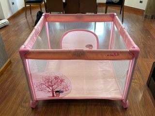 Parque infantil cerrado rosa