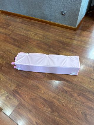 Parque infantil cerrado rosa