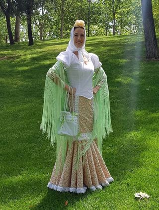 Falda y blusa de chulapa