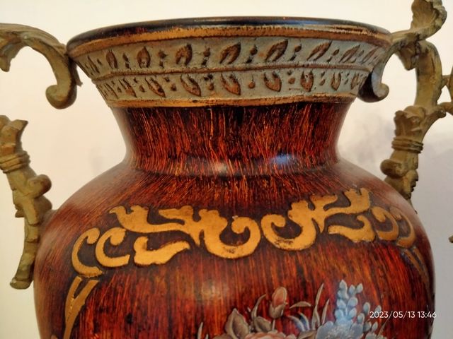 Pregiata coppia di vasi ornamentali o per fiori