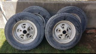 Ruedas con llantas y neumáticos