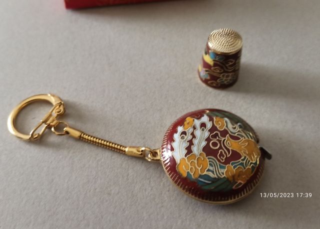 Portachiavi con metro a nastro cloisonné vintage c