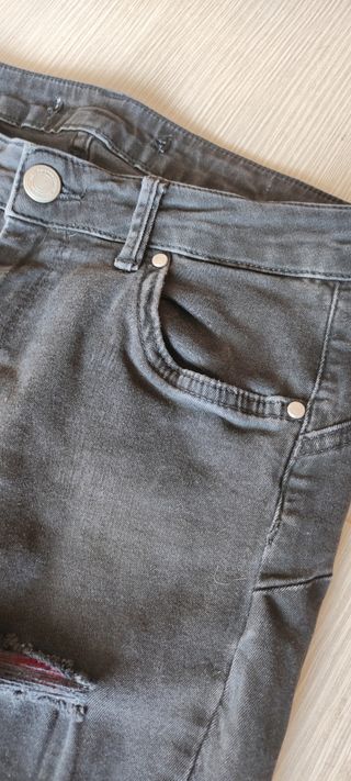 Jeans neri skinny strappati ragazza Bershka taglia