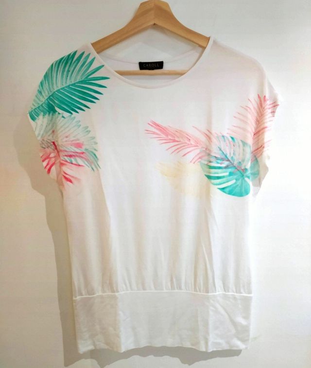 camiseta blanca con detalles verdes y fucsias