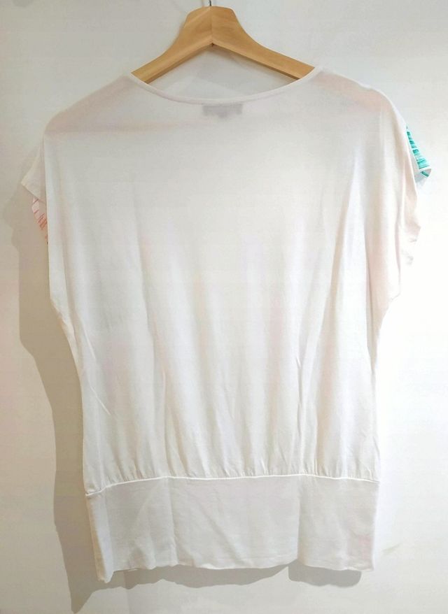 camiseta blanca con detalles verdes y fucsias