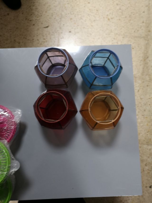 Lanterne in resina e metallo a colori.