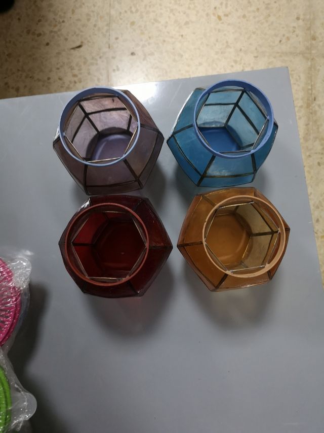 Lanterne in resina e metallo a colori.