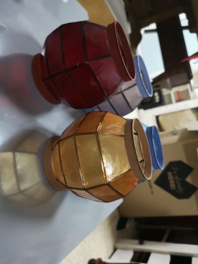 Lanterne in resina e metallo a colori.