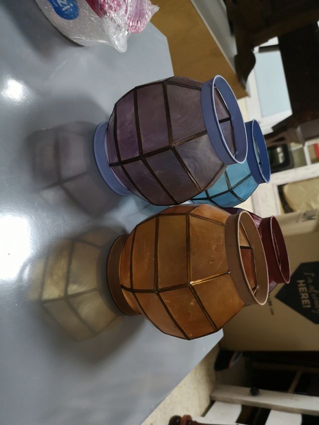 Lanterne in resina e metallo a colori.