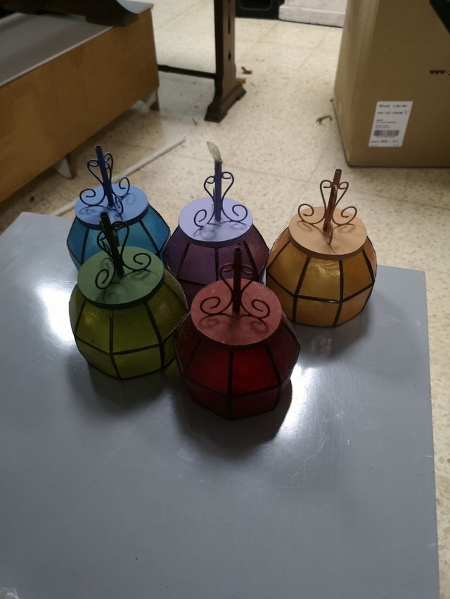 Lanterne in resina e metallo a colori.