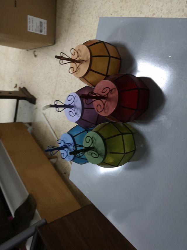 Lanterne in resina e metallo a colori.