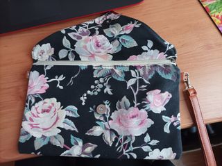 Cartera negra con flores