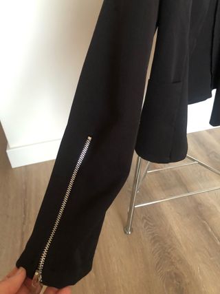 Americana ligera negra corta